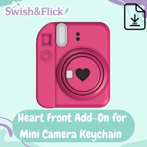 Puede incluir: Un complemento de llavero de mini cámara rosa con un diseño de corazón. La cámara tiene una lente circular con un corazón negro en el centro. El texto "Heart Front Add-On for Mini Camera Keychain" está debajo.