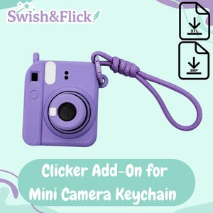 以下が含まれることがあります： 紫色のミニカメラキーホルダーと、お揃いのストラップ。 カメラには丸いレンズとフラッシュが付いています。 テキスト「Swish&Flick」は左上にあり、「Clicker Add-On for Mini Camera Keychain」は下にあります。