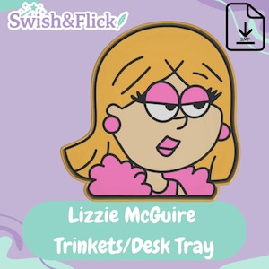 Puede incluir: Ilustración de dibujos animados de Lizzie McGuire con cabello rubio, sombra de ojos rosa y aretes rosas. La imagen está sobre un fondo morado claro con el texto "Lizzie McGuire Trinkets/Desk Tray". El logotipo de Swish&Flick está en la esquina superior izquierda.