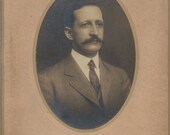 Gran antiguo gabinete foto de un hombre guapo con una tarjeta de cabina encerada de bigote-fancy