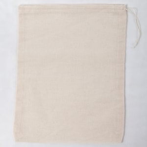 以下が含まれることがあります： 白い綿のモスリン製の巾着袋。袋は細かいメッシュ生地で作られており、ひもが1本付いています。