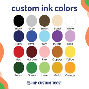 Puede incluir: Un gr&aacute;fico que muestra 18 colores de tinta diferentes para camisetas personalizadas. Los colores est&aacute;n dispuestos en tres filas de seis colores cada una. Los colores son: negro, gris, marr&oacute;n, arena, blanco, azul marino, azul real, azul cielo, morado, lila, rojo, granate, rosa, cobre, amarillo, verde bosque, verde, verde lima, dorado y naranja.