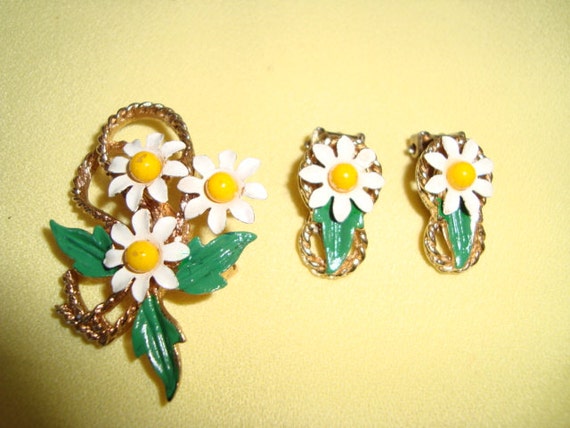 60's Daisy Brooch and Clip Earrings Set
