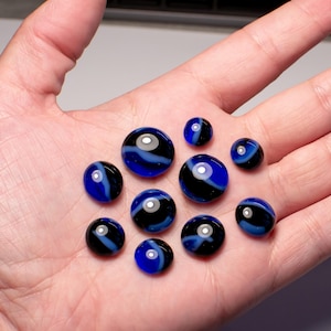 Gesmolten glazen kleine stippen "Kiln Candy" Dubbel blauw en zwart (set van 10)