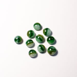 Gesmolten glazen kleine stippen "Kiln Candy" Groen blad (set van 10)