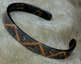 Handgemaakte armband van Damascusstaal met koper, ingewikkeld designpatroon, gepersonaliseerd jubileumcadeau.