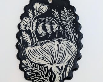 Sgraffito keramische wanddecoratie - hommel en bloemen