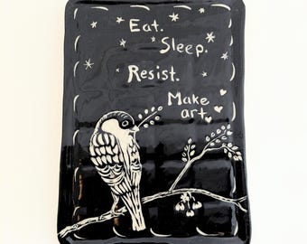 Sgraffito keramische wandhanger - Resist! Maak kunst!
