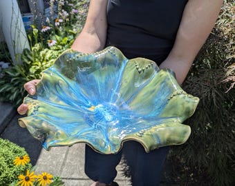 Enorme handgemaakte sculpturale kom - met vloeiende blauwgroene glazuurlaag