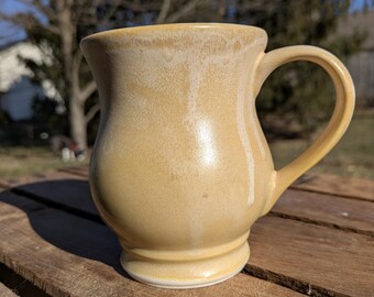 Mok van aardewerk - romig butterscotch glazuur