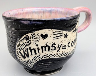 Whimsy is Combat - handgemaakte, met de hand gedecoreerde mok met sgrafito