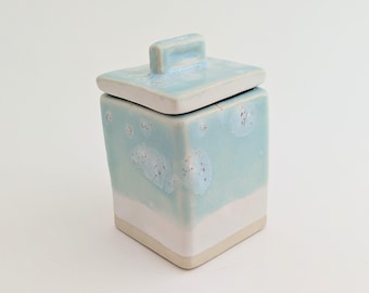Keramische doos met deksel - celadon bloom