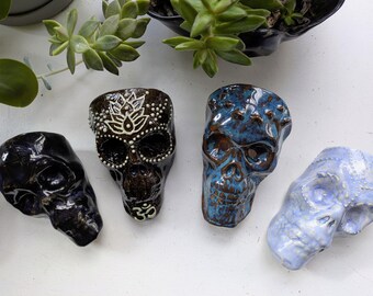 Wandvaas Skull - met de hand gebeeldhouwd keramiek