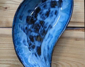 Crescent serveerschaal, blauwzwart glazuur, handgemaakt en met de hand geglazuurd in Indiana