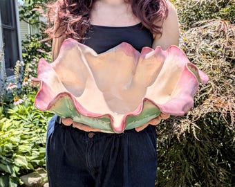 Fairy Bowl, een enorme serveerschaal met een lichtroze en lichtgroene glazuurlaag, handgemaakt in de VS.