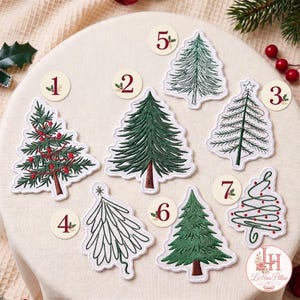 Könnte beinhalten: Sieben verschiedene gestickte Weihnachtsbaum-Aufnäher mit weißem Rand, die mit nummerierten runden Etiketten von eins bis sieben versehen sind. Die Designs umfassen verschiedene grüne Kiefernstile, einige mit roten Ornamenten und Linienskizzen.