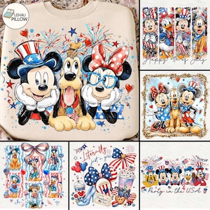 Op de afbeelding: Een beige sweatshirt met Mickey, Pluto en Minnie Mouse in patriottische kleding, omringd door vuurwerk en sterren. Andere afbeeldingen tonen ontwerpen met "Happy 4th of July" en "Party in the USA", plus andere patriottische afbeeldingen.