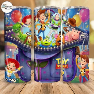 Peut inclure: Un gobelet cylindrique orné d'un graphisme coloré Toy Story représentant des personnages comme Woody, Buzz l'Éclair, Jessie, Rex et les Aliens sortant d'une grande fermeture éclair ouverte, avec des ballons et un sac à dos violet.