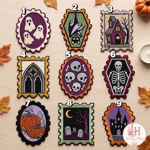 Könnte beinhalten: Neun bestickte Aufnäher mit Halloween-Motiven: drei Geister, eine Fledermaus, ein Spukhaus, ein gotischer Bogen, vier Totenköpfe, ein Skelett, zwei Kürbisse, ein Friedhof mit Mondsichel und eine Burg, nummeriert von eins bis neun.