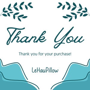 Peut inclure: Graphique blanc avec le texte turquoise "Thank You" en cursive. En dessous, il est &eacute;crit "Thank you for your purchase !" dans une police plus petite, sans empattement. Le logo LeHauPillow est en bas, et des brins de feuilles turquoise en haut.