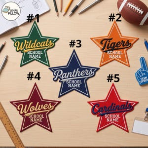 Könnte beinhalten: Fünf sternförmige gestickte Aufnäher, nummeriert von 1 bis 5. Aufnäher 1 ist grün mit goldenem Text Wildcats. Aufnäher 2 ist orange mit schwarzem Text Tigers. Aufnäher 3 ist marineblau mit weißem Text Panthers. Aufnäher 4 ist kastanienbraun mit goldenem Text Wolves. Aufnäher 5 ist rot mit blauem Text Cardinals. Jeder Aufnäher enthält den Text SCHOOL NAME.