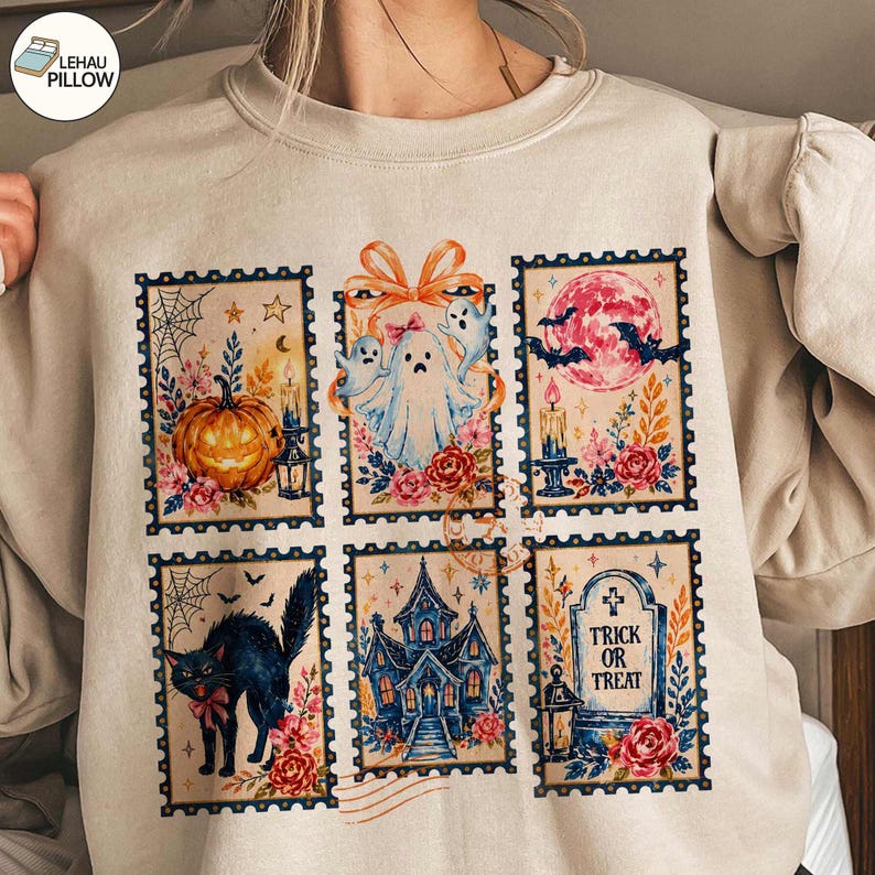 Puede incluir: Una sudadera beige de cuello redondo con un estampado gr&aacute;fico de seis dise&ntilde;os rectangulares de sellos postales. Las ilustraciones incluyen una calabaza, fantasmas con un lazo, una luna llena con murci&eacute;lagos, un gato negro, una casa encantada y una l&aacute;pida con texto.