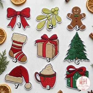 Könnte beinhalten: Eine Sammlung von neun gestickten Aufnähern mit Weihnachtsmotiven: eine rote Schleife, Mistelzweig, Lebkuchenmann, gestreifter Strumpf, Geschenkbox, Tannenbaum, Weihnachtsmütze, Kakaotasse und eine grüne Geschenkbox, jeweils nummeriert.