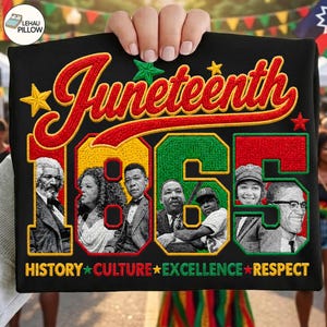 Peut inclure: T-shirt noir avec texte et images brodés célébrant le Juneteenth. Le motif présente le mot "Juneteenth" en rouge et jaune, l'année "1865" en vert et rouge, et des portraits de personnalités historiques. Les mots "Histoire, Culture, Excellence, Respect" sont également inclus.