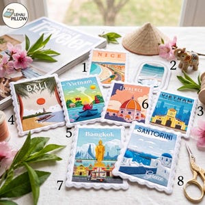 Puede incluir: Una colección de ocho parches rectangulares bordados con ilustraciones de viajes de Niza, Bali, Vietnam, Florencia, Ciudad Ho Chi Minh, Bangkok y Santorini, cada uno con un borde festoneado blanco y nombres de ciudades.