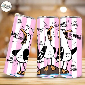 Könnte beinhalten: Drei Edelstahlbecher mit rosa und weißen Streifen. Jeder Becher zeigt eine Cartoon-Möwen-Illustration mit dem Text "MRS. SMITH!". Die Möwen sind mit offenem Schnabel dargestellt, als würden sie schreien.