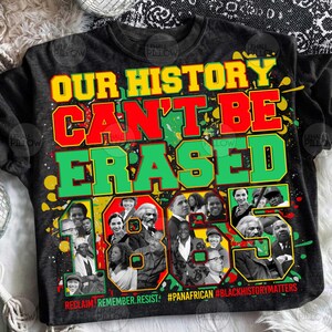 Op de afbeelding: Een zwart t-shirt met de gele, rode en groene tekst "OUR HISTORY CAN'T BE ERASED" boven een collage van zwart-witportretten van historische figuren, met verfspatten en de hashtags #PANAFRICAN en #BLACKHISTORYMATTERS.