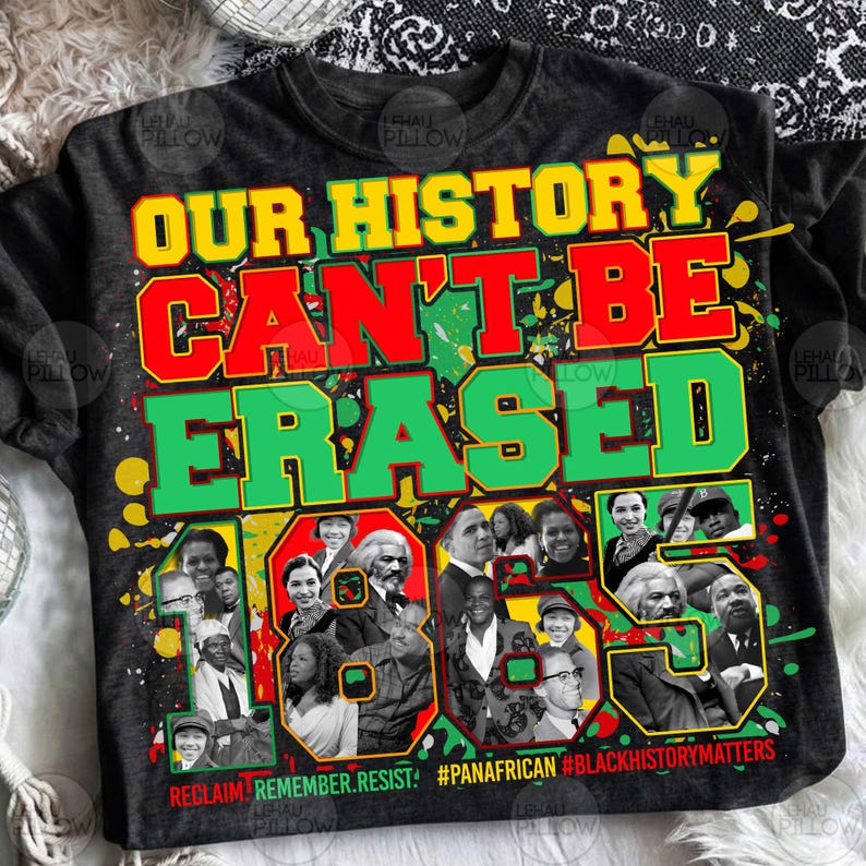Op de afbeelding: Een zwart t-shirt met de gele, rode en groene tekst "OUR HISTORY CAN'T BE ERASED" boven een collage van zwart-witportretten van historische figuren, met verfspatten en de hashtags #PANAFRICAN en #BLACKHISTORYMATTERS.