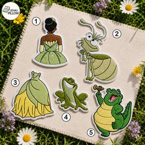 Può includere: Cinque toppe ricamate raffiguranti personaggi e oggetti: una persona con un abito verde, un insetto verde, un abito giallo e verde, una rana verde e un alligatore verde che tiene in mano una tromba. Ogni toppa è numerata da uno a cinque.
