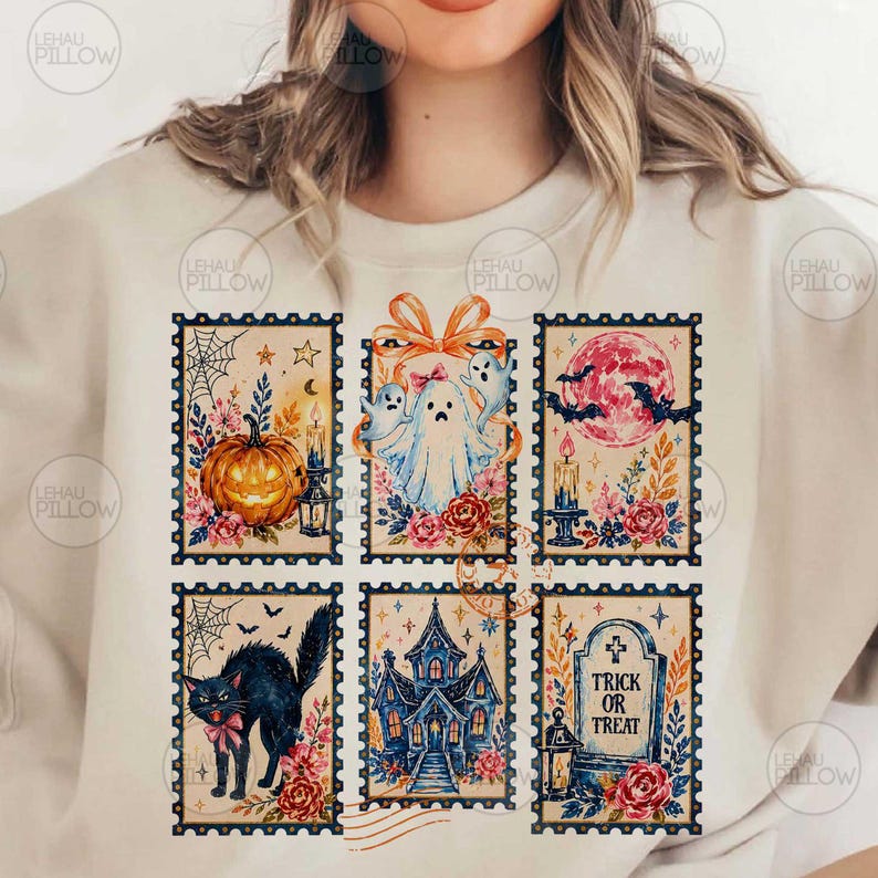 Puede incluir: Una sudadera beige de cuello redondo con un estampado gr&aacute;fico de seis dise&ntilde;os de sellos postales rectangulares. Las ilustraciones incluyen una calabaza, un fantasma con un lazo, una luna llena con murci&eacute;lagos, un gato negro, una casa encantada y una l&aacute;pida con texto.