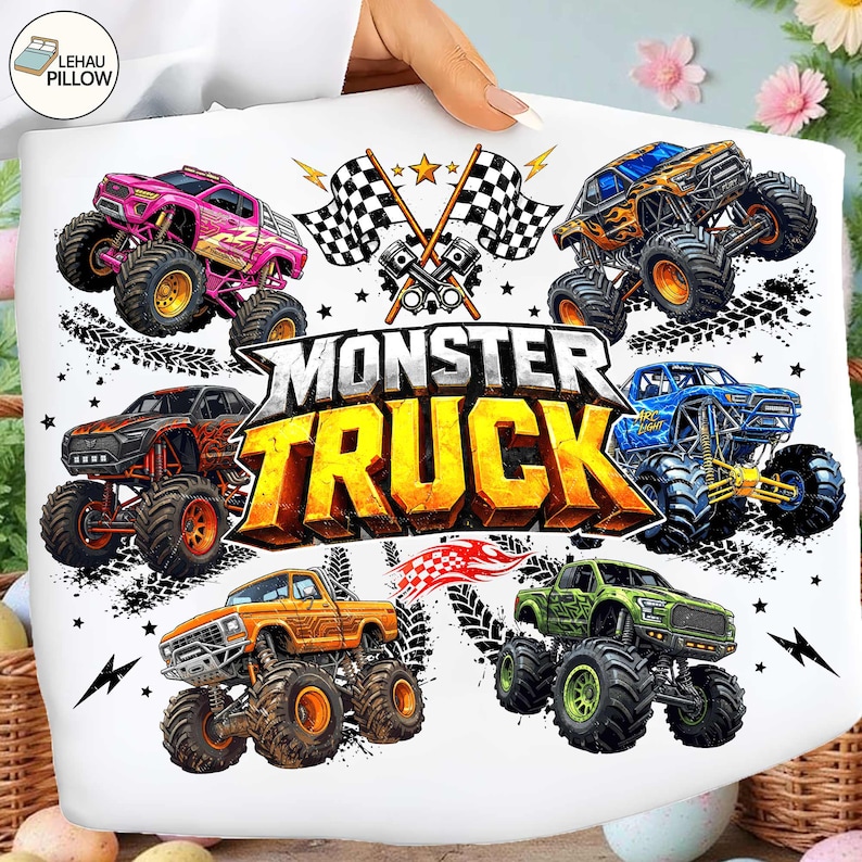 Może przedstawiać: Biała poszewka na poduszkę z kolorowym wzorem monster trucka. Projekt zawiera sześć monster truck&oacute;w w r&oacute;żnych kolorach, szachownice i słowa "MONSTER TRUCK" w pogrubionych, pomarańczowych i ż&oacute;łtych literach.