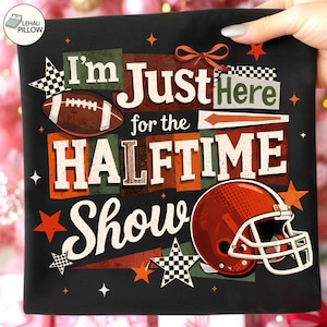 Può includere: Federa nera con la scritta "I'm Just Here for the Halftime Show" in bianco, arancione e verde. Presenta grafiche di football, casco ed stelle. Un divertente cuscino decorativo per i tifosi di football.