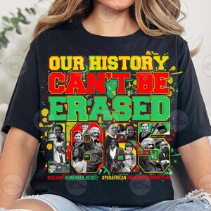 Op de afbeelding: Een zwart t-shirt met de gele, rode en groene tekst "OUR HISTORY CAN'T BE ERASED" boven een collage van zwart-wit historische portretten. Het ontwerp bevat verfspatten en de hashtags #PANAFRICAN #BLACKHISTORYMATTERS.