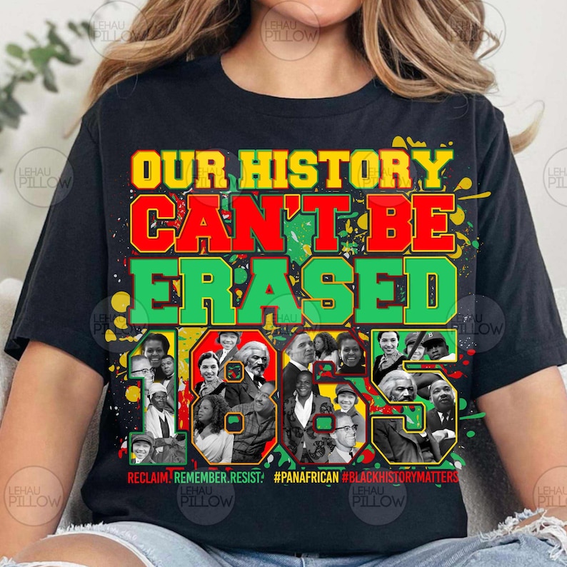 Op de afbeelding: Een zwart t-shirt met de gele, rode en groene tekst "OUR HISTORY CAN'T BE ERASED" boven een collage van zwart-wit historische portretten. Het ontwerp bevat verfspatten en de hashtags #PANAFRICAN #BLACKHISTORYMATTERS.