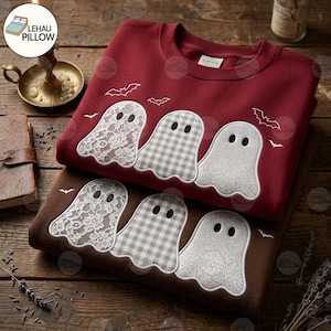 Peut inclure: Un sweat-shirt à col rond bordeaux et un sweat-shirt marron, chacun orné de trois appliqués fantômes aux textures dentelle blanche, vichy gris et paillettes argentées, agrémentés de petites chauves-souris brodées sur la poitrine.