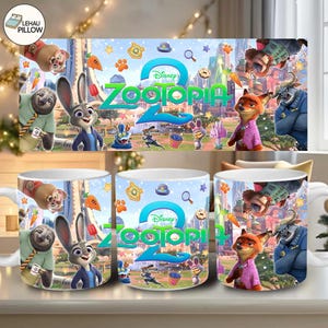 Può includere: Tazza in ceramica bianca con il logo Zootopia 2 e personaggi come Judy Hopps, Nick Wilde e Flash. Il design include paesaggi urbani, impronte di zampe e carote. La tazza è un oggetto da collezione per i fan del film d'animazione.