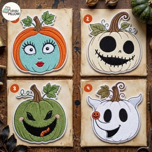 Op de afbeelding: Vier geborduurde patches met gestileerde pompoenfiguren. Eén is een blauwgroen gezicht met oranje haar, één is een crèmekleurige pompoen, één is een groene pompoen met een brede grijns en één is een witte, spookachtige pompoen met een kleine oranje neus.