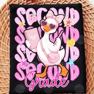Puede incluir: Un art&iacute;culo de tela negra con un pato blanco que lleva un lazo rosa y gafas de sol en forma de coraz&oacute;n. El pato sostiene un cuaderno rosa y un l&aacute;piz, y lleva un bolso cruzado rosa. El fondo muestra el texto rosa repetido SECOND GRADE.