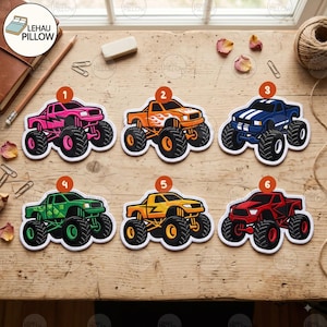 Könnte beinhalten: Sechs gestanzte Aufkleber von Monstertrucks in zwei Reihen, jeweils mit einem nummerierten orangefarbenen Kreis versehen. Die Trucks sind pink, orange mit Flammen, blau mit weißen Streifen, grün, gelb mit einem Blitz und rot, alle mit großen schwarzen Reifen.