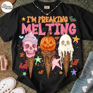 Może przedstawiać: Czarny t-shirt z krótkim rękawem z napisem I'M FREAKING MELTING w kolorze pomarańczowym i różowym. Grafika przedstawia trzy rożki lodowe zwieńczone różową czaszką, pomarańczową dynią oraz białą topniejącą czaszką z motywami nietoperzy i gwiazd.