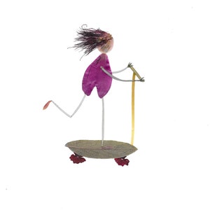 SCOOT - Impressão de arte botânica, Cartão postal excêntrico de uma pessoa em uma scooter, Arte com flores prensadas, Cartão de felicitações de jardim, Cartão postal floral