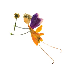 SPRITE - Gepresste Blumenkunst einer fliegenden Fee, die einen Zauberstab hält - Digitaldruck einer original botanischen Figur auf einer Grußkarte