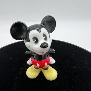 Figurine en céramique Mickey Mouse vintage des années 1970, Walt Disney Productions Japon, 3" porcelaine émaillée Pie-Eye Mickey, collection rétro Disneyana image 1