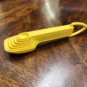 Vintage Set of 7 Tupperware Nesting Measuring Spoons Daffodil Yellow