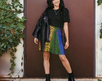 Falda con estampado de leopardo arcoíris y corazones: una prenda llamativa y colorida con estética Y2K