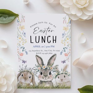 Puede incluir: Una invitaci&oacute;n a un almuerzo de Pascua con un borde floral y tres conejos con coronas de flores. La invitaci&oacute;n dice "Por favor, &uacute;nase a nosotros para un almuerzo de Pascua" e incluye la fecha, la hora, la direcci&oacute;n y la informaci&oacute;n de RSVP.